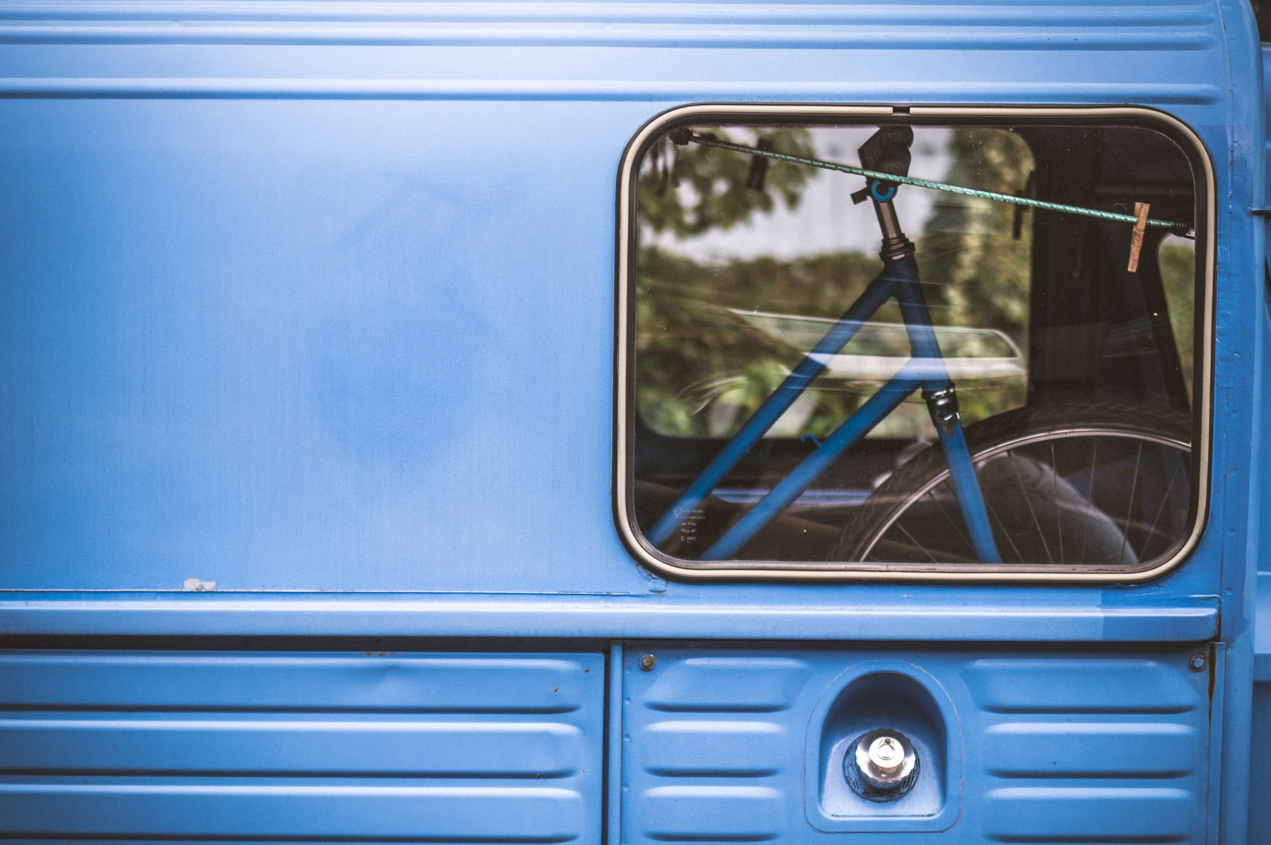 fenêtre de camionnette avec vélo à l'intérieur