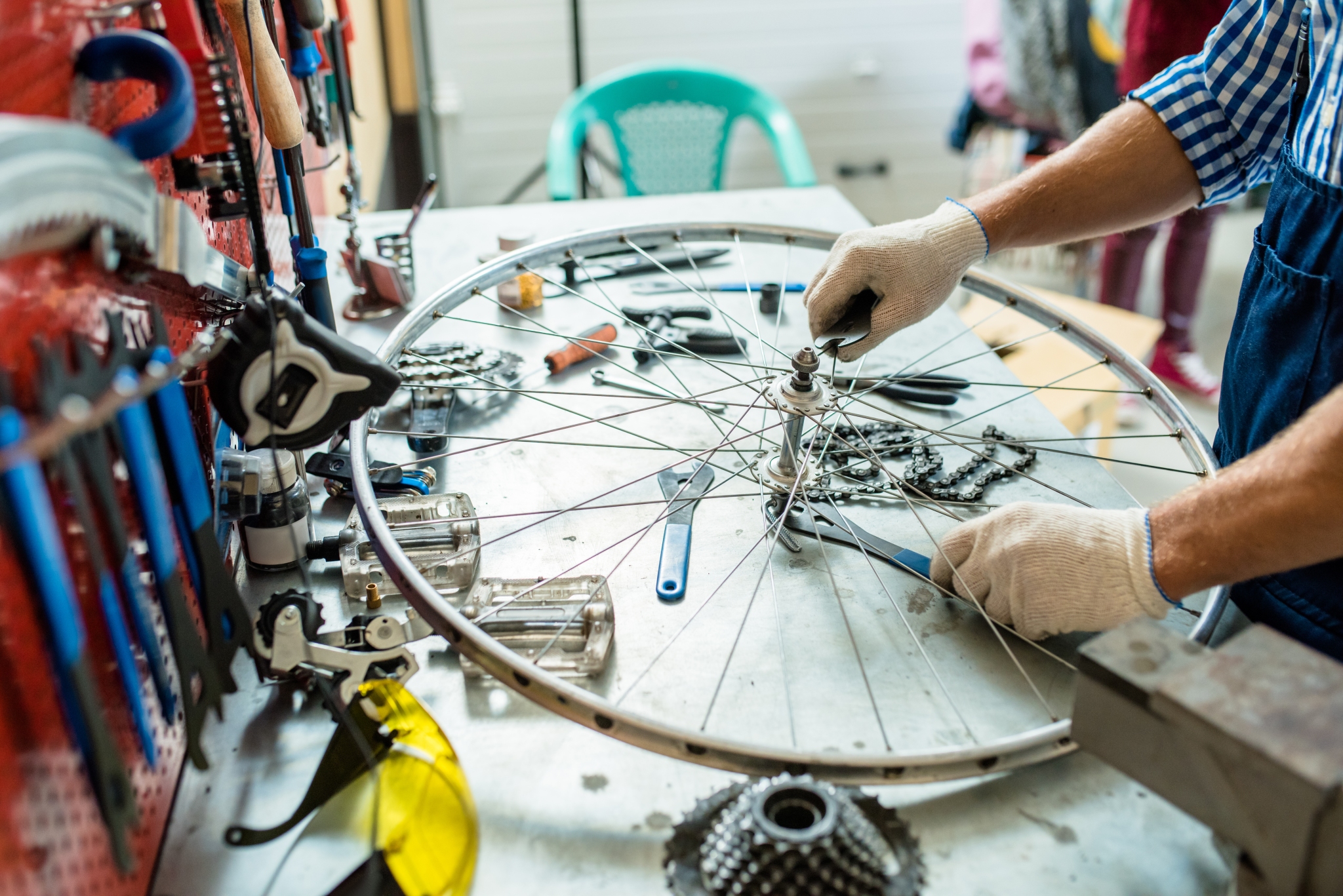 réparation d'une roue de vélo