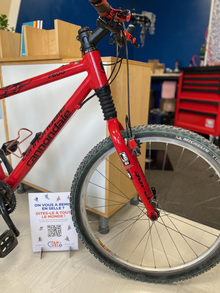 Vélo rouge de la marque Cannondale
